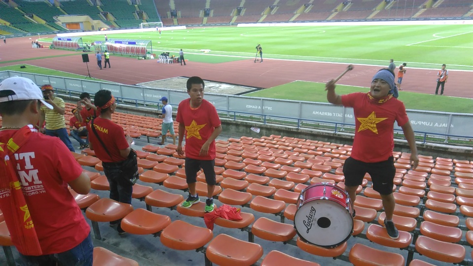 
Người hâm mộ hứng khởi trước trận đấu
