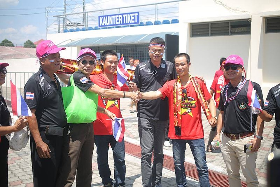 Thua đậm Thái Lan, U22 Việt Nam chia tay SEA Games 29 - 18
Sự thân thiện của hai cổ động viên Việt Nam và Thái Lan