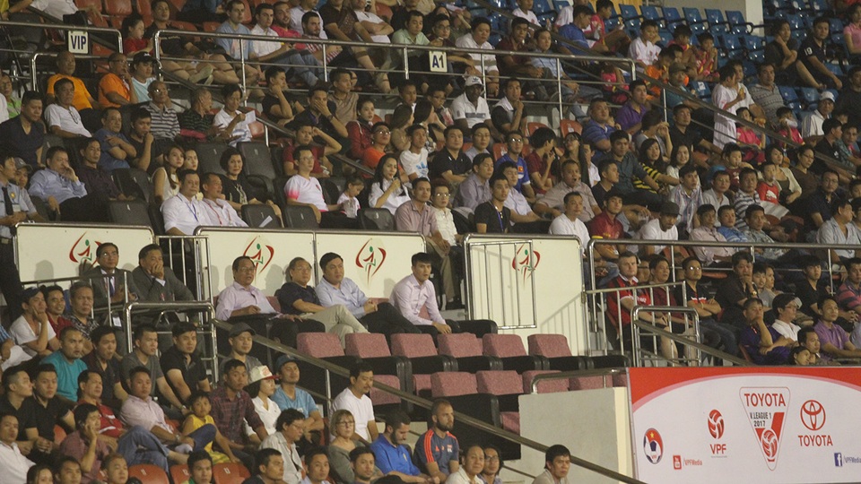 Các khán giả trung lập ngồi ở khán đài A