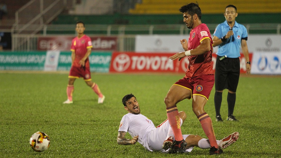 Trên sân, không thiết các pha vào bóng quyết liệt
