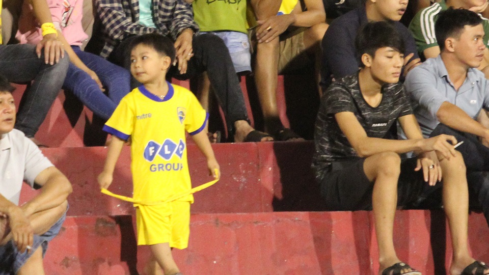 Cổ động viên FLC Thanh Hoá nhuộm vàng sân Thông Nhất - 8 Nhưng vẫn kém CĐV Thanh Hoá về sự cuồng nhiệt. Người xứ Thanh đưa đến sân Thống Nhất cả những fan nhí