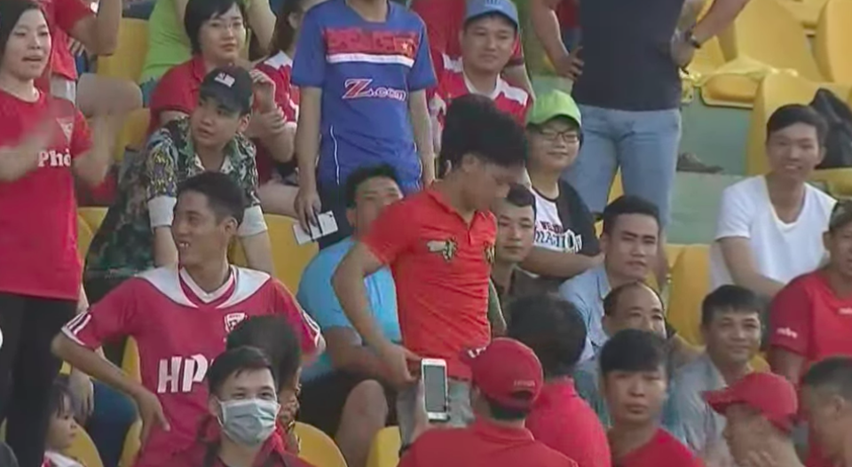 CĐV Hải Phòng vẫn vào sân, trận Cần Thơ - Hải Phòng bị muộn nửa giờ - 1 CĐV Hải Phòng vẫn xuất hiện trên sân Cần Thơ...