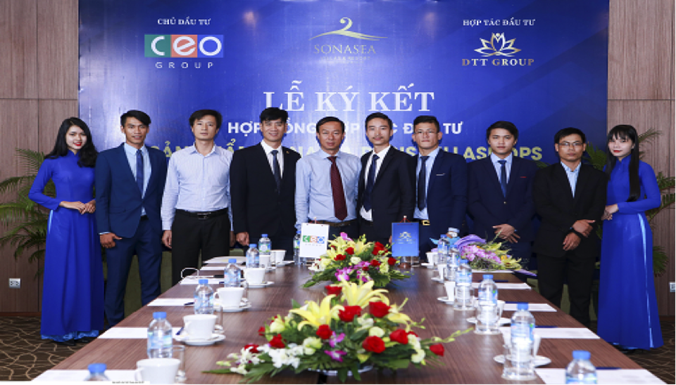 Đại diện hai bên tham gia ký kết