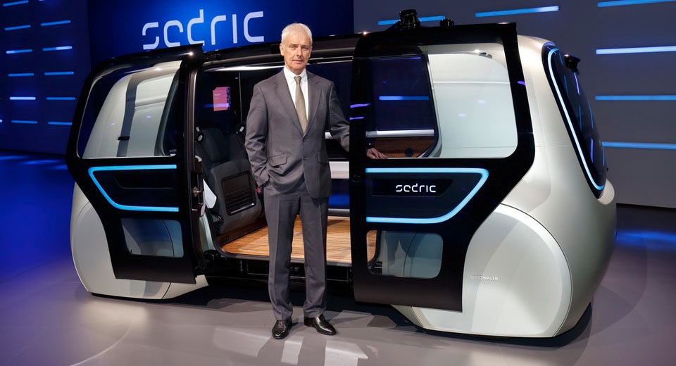 
CEO Matthias Mueller của Volkswagen trong lễ ra mắt mẫu Sedric Concept tại Triển lãm ô tô Geneva 2017
