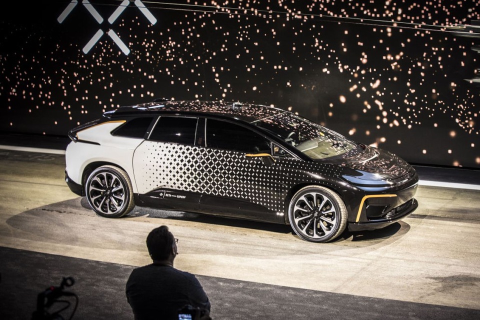 Ngành ô tô "tấn công" Triển lãm công nghệ CES 2017 - 1
Mẫu xe chạy điện FF91 của Faraday Future ra mắt tại Triển lãm điện tử tiêu dùng CES 2017, được giới thiệu là có khả năng tăng tốc nhanh hơn Tesla Model S. (Ảnh: Cnet)