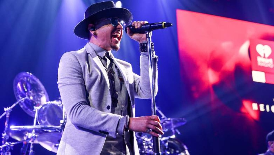 Những hình ảnh ít biết về gia đình của Chester Bennington - 1
Fans bàng hoàng khi hay tin Rocker Chester Bennington - ca sỹ chính của nhóm Linkin Park đã treo cổ tại nhà riêng tự tử hôm 20/7 vừa qua ở tuổi 41. Anh ra đi để lạ người vợ trẻ và 6 đứa con