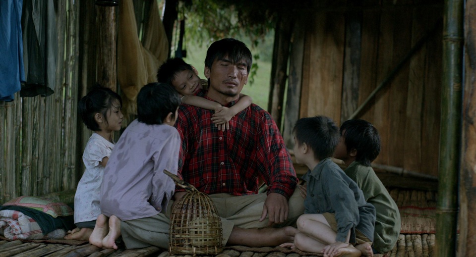 Hậu trường 60 ngày vật lộn với mưa lũ để làm phim "Cha cõng con" - 1 Cảnh người cha và những đứa con trong mái nhà dột nát của phim Cha cõng con.