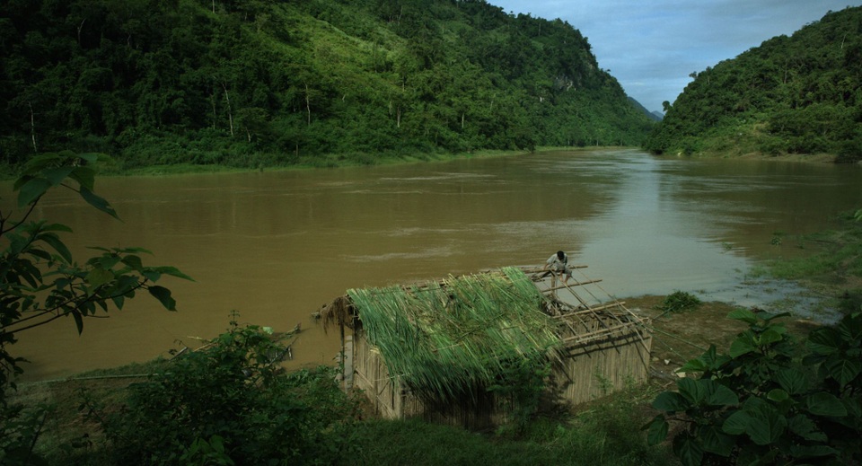 Hậu trường 60 ngày vật lộn với mưa lũ để làm phim "Cha cõng con" - 3 Bối cảnh dựng lều tranh thật bên sông vào mùa lũ.