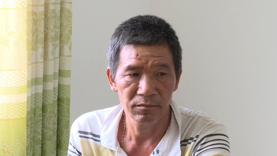 Cha dượng thiêu chết con gái riêng của vợ - 1
Đối tượng Bạt tại cơ quan điều tra