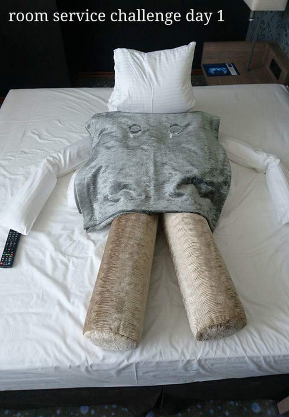 Vì quá nhàm chán, vị khách nam đã dùng chăn gối để sắp xếp lại hình thù thú vị trên giường