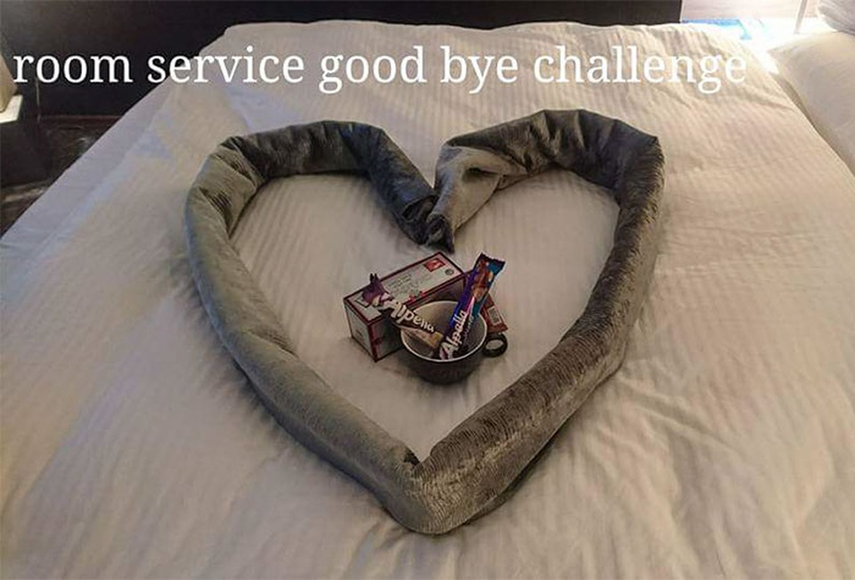 
Câu chuyện tưởng chừng như kết thúc nhưng tới ngày cuối trước khi rời đi, cô nhân viên dọn phòng nhận được thông điệp bằng hình trái tim trên giường. Nhiều người mong chờ một cái kết đẹp giữa hai người!
