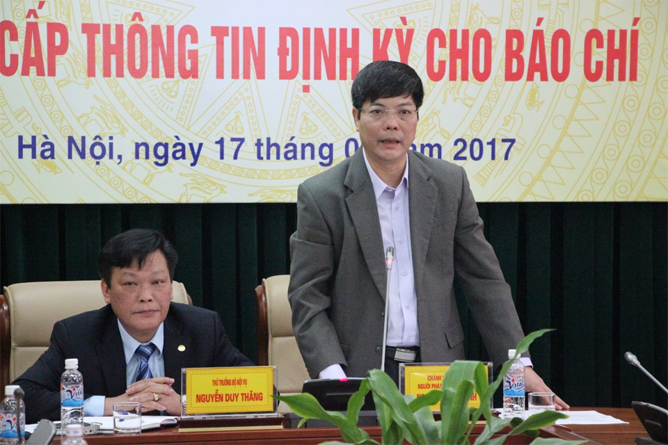 Kiên quyết miễn nhiệm, cho từ chức cán bộ làm việc kém hiệu quả - 1 Ông Nguyễn Tiến Thành, Chánh Văn phòng Bộ Nội vụ (đứng) trả lời thông tin liên quan đến công tác lựa chọn cán bộ sai dẫn đến nguy cơ rất lớn cho Đảng, phương hướng phân cấp về tổ chức cán bộ thời gian tới.