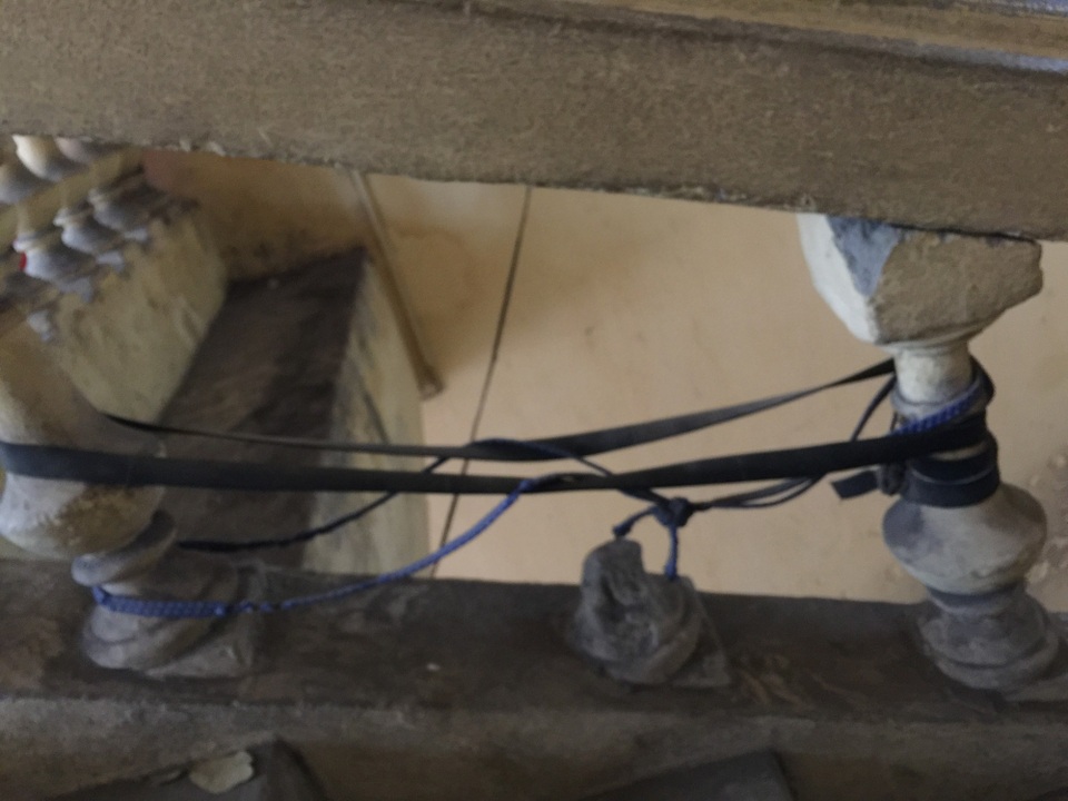 Hình ảnh xập xệ của ngôi trường rơi lan can khiến 13 học sinh nhập viện - 5
... hoặc vá tạm bằng các loại dây...