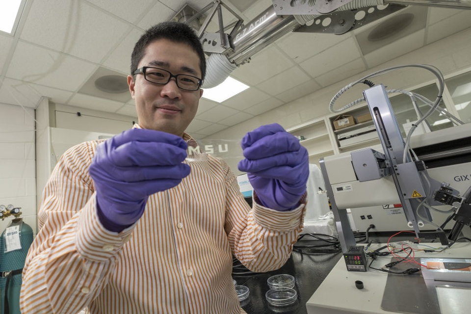 Máy tính bảng thông minh có thể co giãn trong tương lai? - 1
Chuan Wang, phó giáo sư kỹ thuật điện và máy tính tại Trường Đại học Michigan.