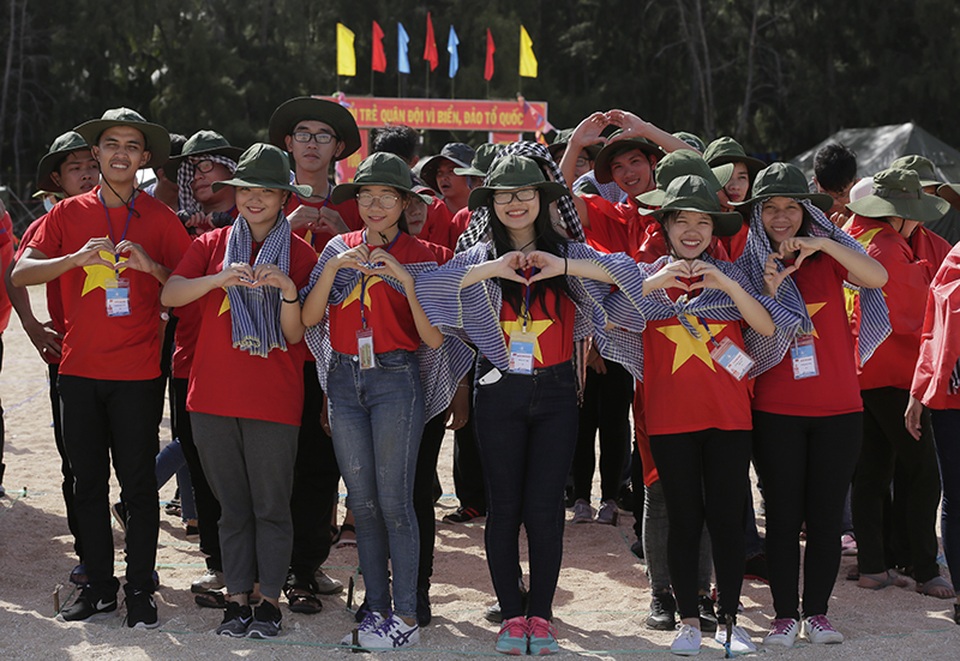 Lễ chào cờ thiêng thiêng dưới cột cờ chủ quyền biển đảo - 6 Những trái tim gửi tình yêu quê hương, đất nước.