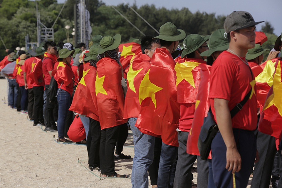 Lễ chào cờ thiêng thiêng dưới cột cờ chủ quyền biển đảo - 5 Màu cờ đỏ sao vàng ngập tràn bờ biển Phú Quý