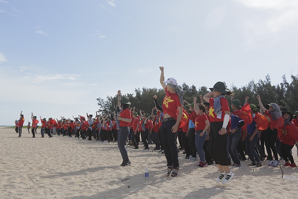 Lễ chào cờ thiêng thiêng dưới cột cờ chủ quyền biển đảo - 4 Các bạn trẻ dàn đội hình xếp chữ “Vững chủ quyền khởi nghiệp từ biển”