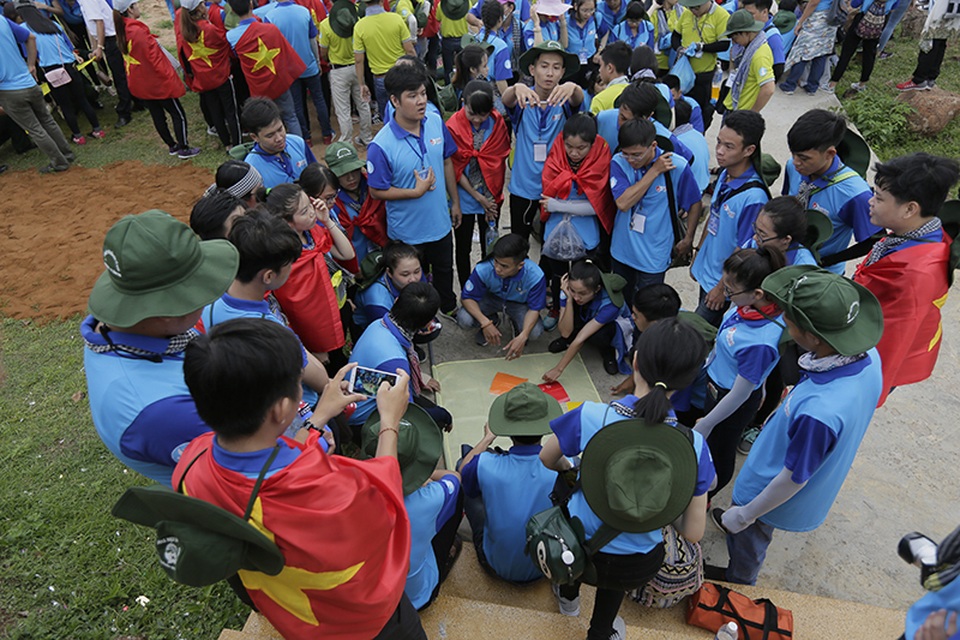 Lễ chào cờ thiêng thiêng dưới cột cờ chủ quyền biển đảo - 10 Nâng cao tinh thần đoàn kết, chia sẻ kiến thức về biển đảo.