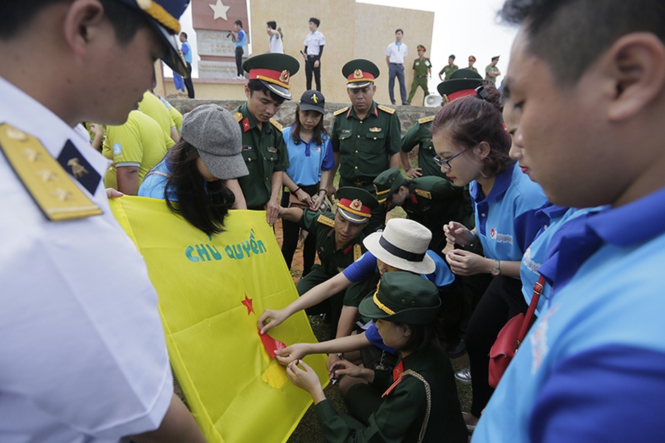 Lễ chào cờ thiêng thiêng dưới cột cờ chủ quyền biển đảo - 9 Các bạn sinh viên, thanh niên tiêu biểu tổ chức trò chơi tìm hiểu về biển đảo