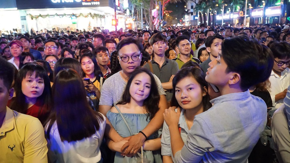 Dòng người đổ về trung tâm đón chào năm mới 2018 - 2 Dòng người đổ về trung tâm đón chào năm mới 2018 - 2