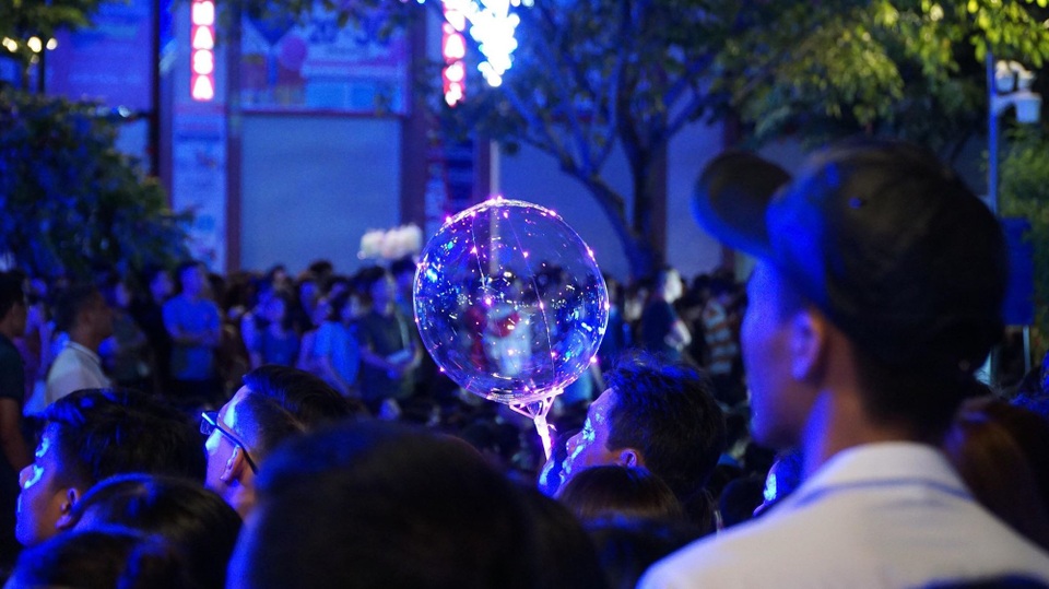 Dòng người đổ về trung tâm đón chào năm mới 2018 - 3 Dòng người đổ về trung tâm đón chào năm mới 2018 - 3