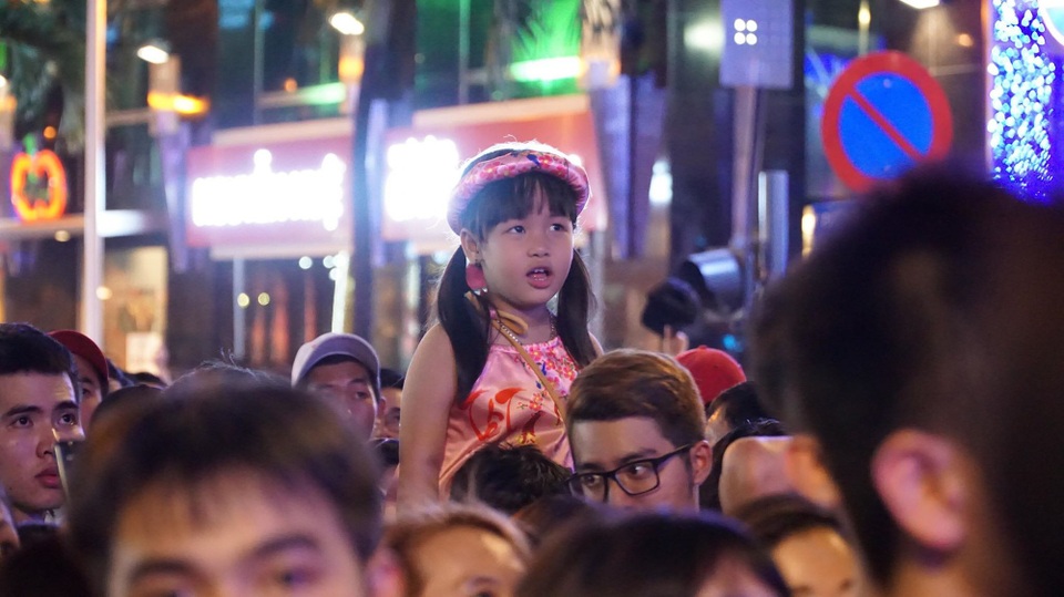 Dòng người đổ về trung tâm đón chào năm mới 2018 - 4 Dòng người đổ về trung tâm đón chào năm mới 2018 - 4