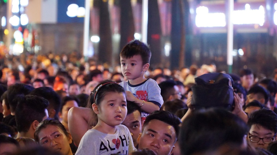 Dòng người đổ về trung tâm đón chào năm mới 2018 - 5 Dòng người đổ về trung tâm đón chào năm mới 2018 - 5