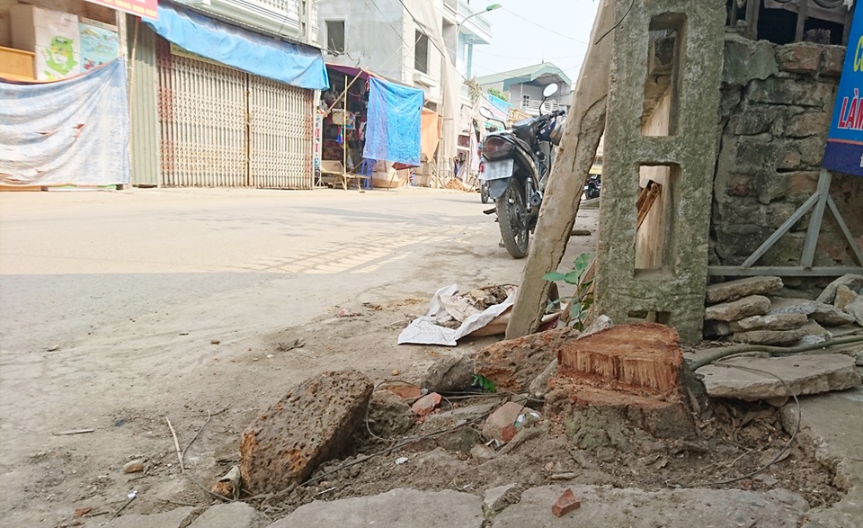 Thêm một xã ở Hà Nội bất ngờ chặt hàng loạt cây xanh - 3 Thêm một xã ở Hà Nội bất ngờ chặt hàng loạt cây xanh - 3