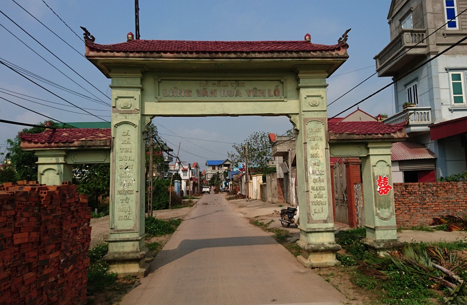 Vụ hàng loạt cây xanh bị chặt: Người dân không được hỏi ý kiến? - 8 Người dân địa phương cho biết, hàng cây được trồng gọn vào bên trong của cổng làng cũng bị chính quyền xã chặt bỏ.