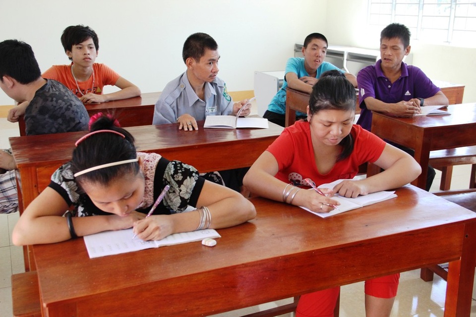 Mái nhà chung giúp các nạn nhân da cam vượt qua mặc cảm - 2 Các nạn nhân da cam cũng được học chữ tại Trung tâm