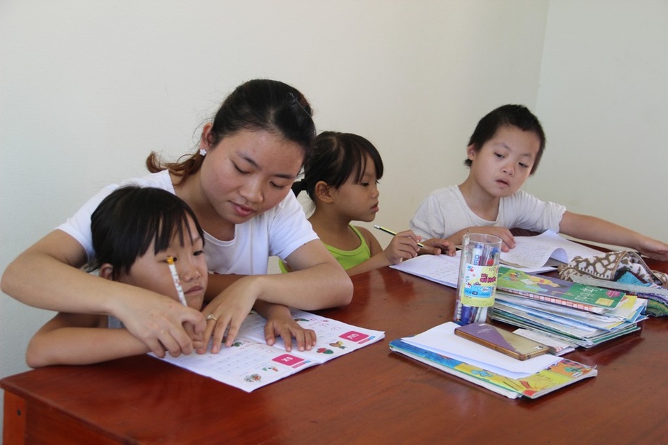 Mái nhà chung giúp các nạn nhân da cam vượt qua mặc cảm - 3 Các nhân viên hướng dẫn tận tình cho các em nhỏ bị da cam