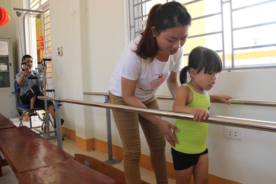 Mái nhà chung giúp các nạn nhân da cam vượt qua mặc cảm - 1 Các nhân viên tại Trung tâm hỗ trợ các em bị ảnh hưởng chất độc da cam vận động