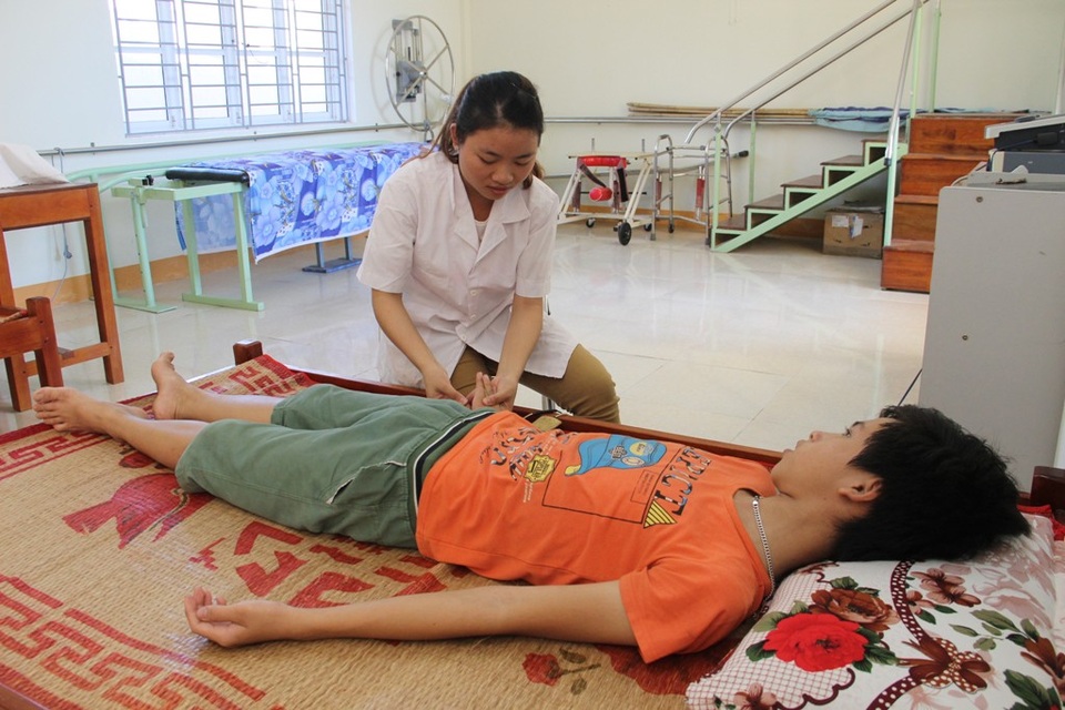 Mái nhà chung giúp các nạn nhân da cam vượt qua mặc cảm - 6 Em Vy kiểm tra sức khỏe cho các nạn nhân da cam