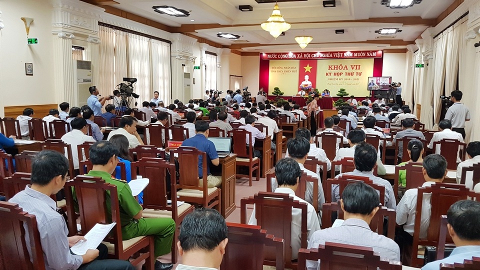 Thừa Thiên Huế đứng gần “chót” về chỉ số “tính năng động và tiên phong của chính quyền tỉnh” - 2
Kỳ họp thứ tư HĐND tỉnh Thừa Thiên Huế khóa VII đã nêu ra vấn đề chỉ số “Tính năng động và tiên phong của chính quyền tỉnh” của Huế giảm mạnh 14 bậc, xếp thứ 60/63 tỉnh thành cả nước