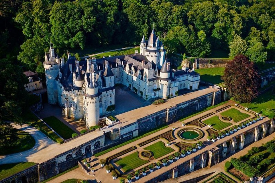 Lâu đài cổ tích có thật của "Nàng công chúa ngủ trong rừng" - 1 Lâu đài Chateau đẹp lộng lẫy khi nhìn từ trên cao với khoảng sân vườn 600 ha bao quanh