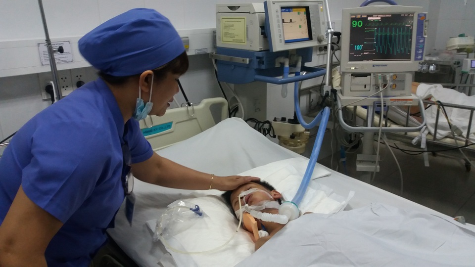 Bị ngã từ xe múc xuống đất, bé trai 7 tuổi nguy kịch - 3 Mong một phép màu đến với cháu Bảo