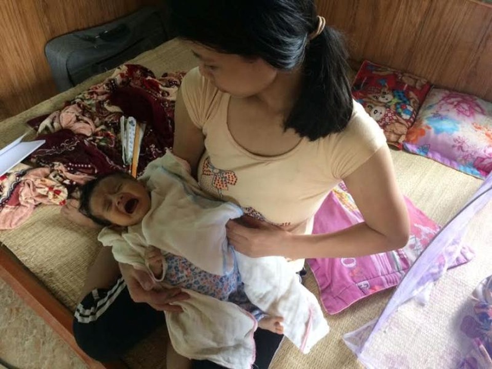 Tiếng khóc ngằn ngặt của bé 3 tháng tuổi mang nhiều căn bệnh quái ác - 3 Hàng ngày bé Hải Dương phải chịu đựng hàng chục cơn đau thi nhau kéo đến hành hạ, giày xéo