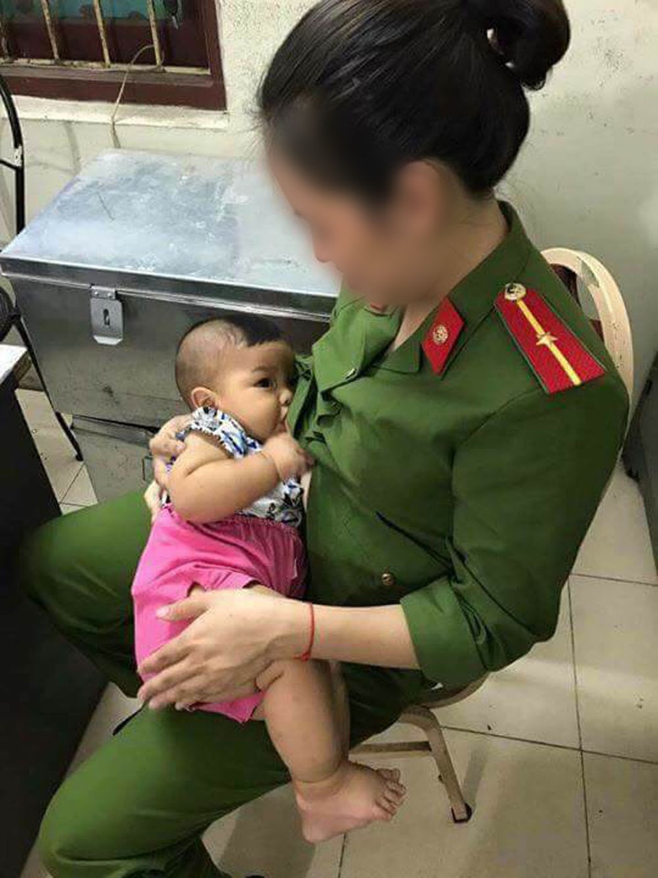 Nữ công an phường cưu mang bé sơ sinh bị bỏ rơi ở nhà nghỉ - 1
Nữ cán bộ công an đang nuôi con nhỏ cho cháu bé bú sữa.