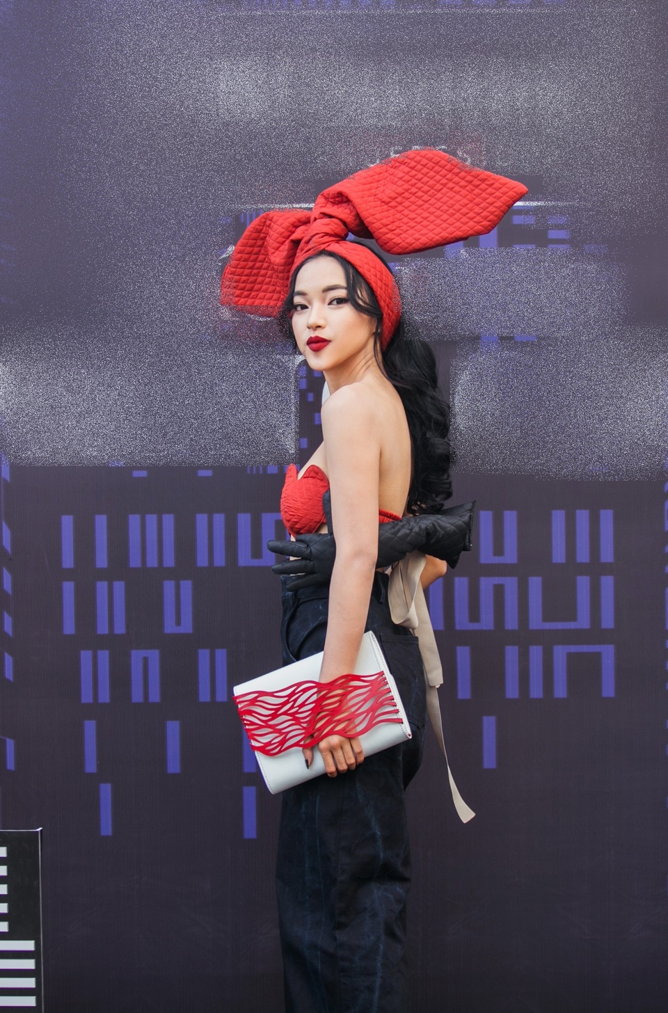 Vốn được biết đến là một biểu tượng thời trang của giới trẻ Việt, hot girl Châu Bùi (Nữ diễn viên phim Em chưa 18) bí ẩn, nổi bật với phong cách hoàn toàn khác biệt. Cô tạo hình ấn tượng với chiếc băng đô to bản trên đầu.