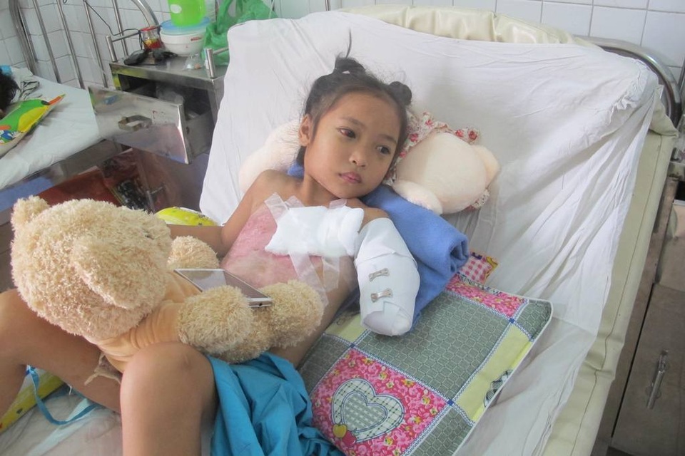 Gần 76 triệu đồng đến với cháu bé phải cắt cụt cánh tay sau tai nạn giao thông - 2 Cháu Minh Thư vẫn đang được điều trị tại Bệnh viện Đà Nẵng