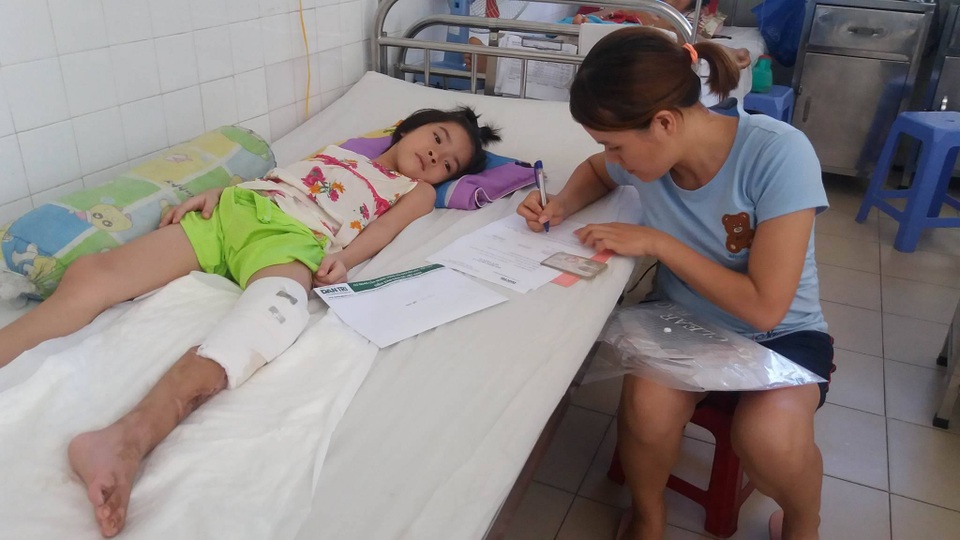 Hơn 26 triệu đồng đến với hai bố con bị tai nạn giao thông - 2 Cháu Cẩm Ly còn phải phẫu thuật nhiều lần nữa mới giữ được chân
