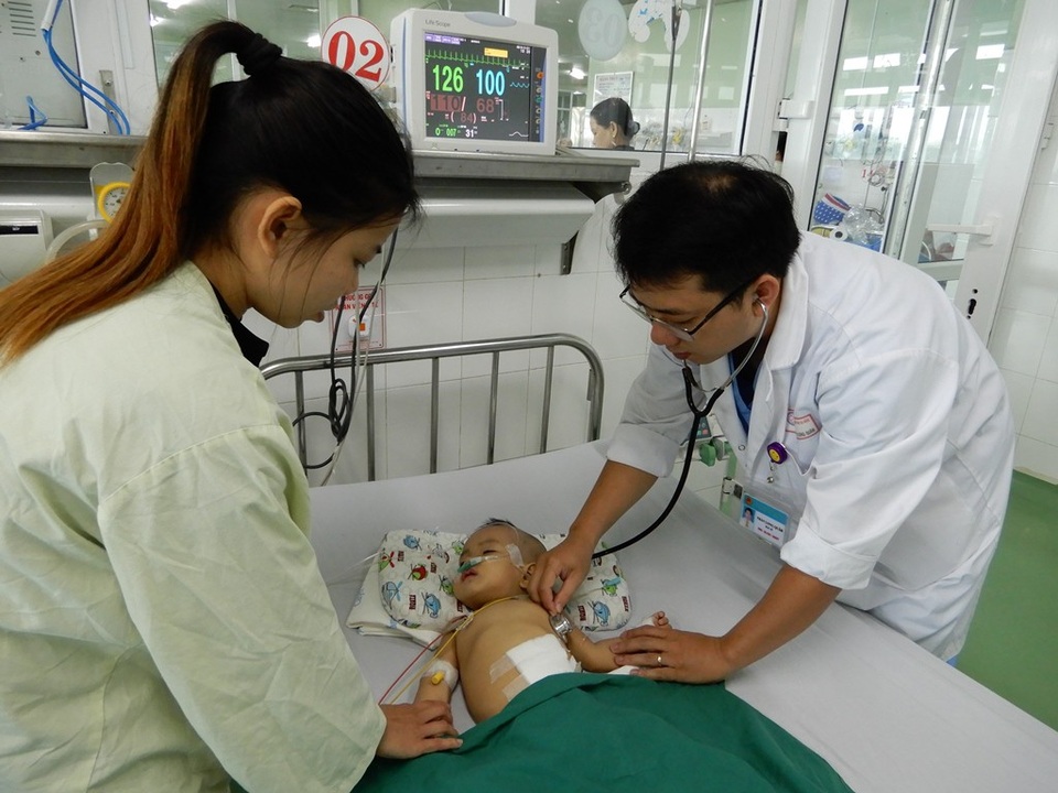 Thương cháu bé 11 tháng tuổi bị não úng thủy - 3 Nhưng theo bác sĩ, tình trạng của cháu vẫn còn nặng