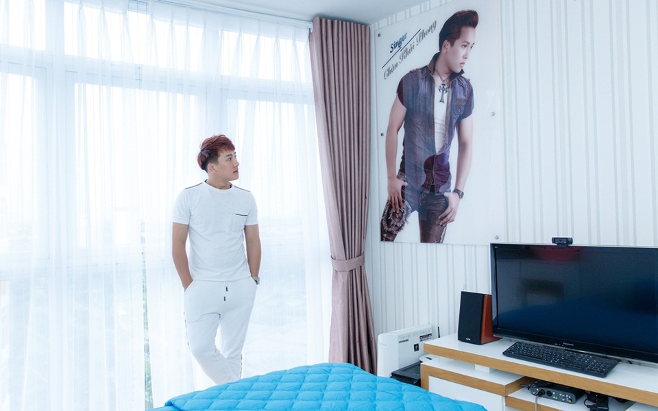 
Hàng ngày, lịch diễn của Châu Khải Phong khá dày và phải di chuyển liên tục nên căng thẳng. Thế nên anh khá tỉ mỉ trong cách bày trí để có không gian vừa đủ ấm áp, gọn gàng và có thể thư giãn khi có thời gian trống.
