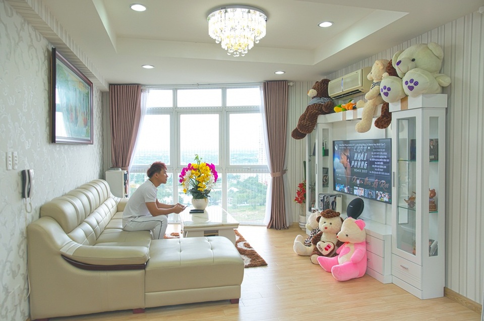 Dù là người hoạt động khá sôi nổi trong làng nhạc nhưng hiếm khi Châu Khải Phong tiết lộ về cuộc sống riêng. Mới đây, lần đầu tiết anh tiết lộ chốn đi về tại thành phố Hồ Chí Minh. Phòng khách của Châu Khải Phong được bày trí ngay giữa căn nhà. Trong phòng khách, anh bày trí dàn karaoke để thư giãn khi có thời gian.