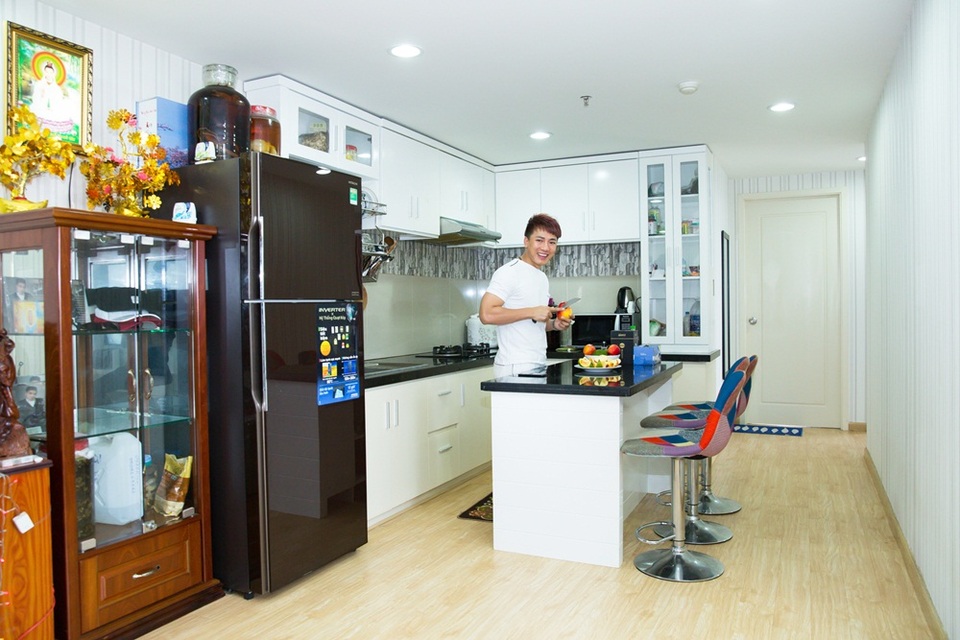 Nam ca sĩ cho rằng, không nên quan niệm bếp núc là chuyện của phụ nữ. Đàn ông hiện đại rất cần biết chăm sóc bản thân và bảo vệ sức khỏe.