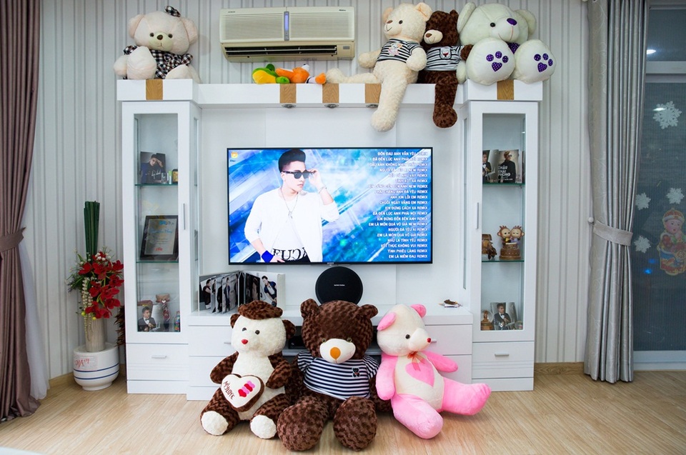 Châu Khải Phong lưu giữ hầu hết những kỷ vật fans tặng. Đặc biệt anh được tặng rất nhiều gấu bông. Châu Khải Phong xem những món quà của fans là vật phẩm vô giá, thế nên anh gìn giữ rất kỹ.