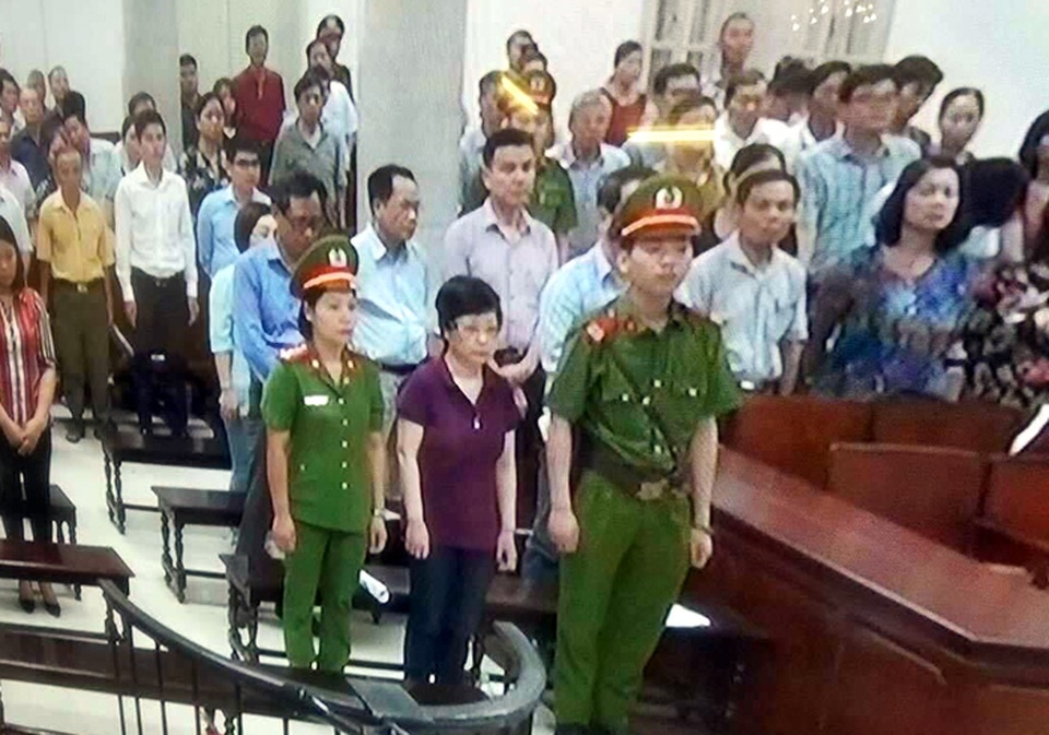 Cựu Đại biểu Quốc hội Châu Thị Thu Nga cố tránh mặt hàng trăm bị hại - 1
Bị cáo Châu Thị Thu Nga tại phiên xử sáng nay (2/10)