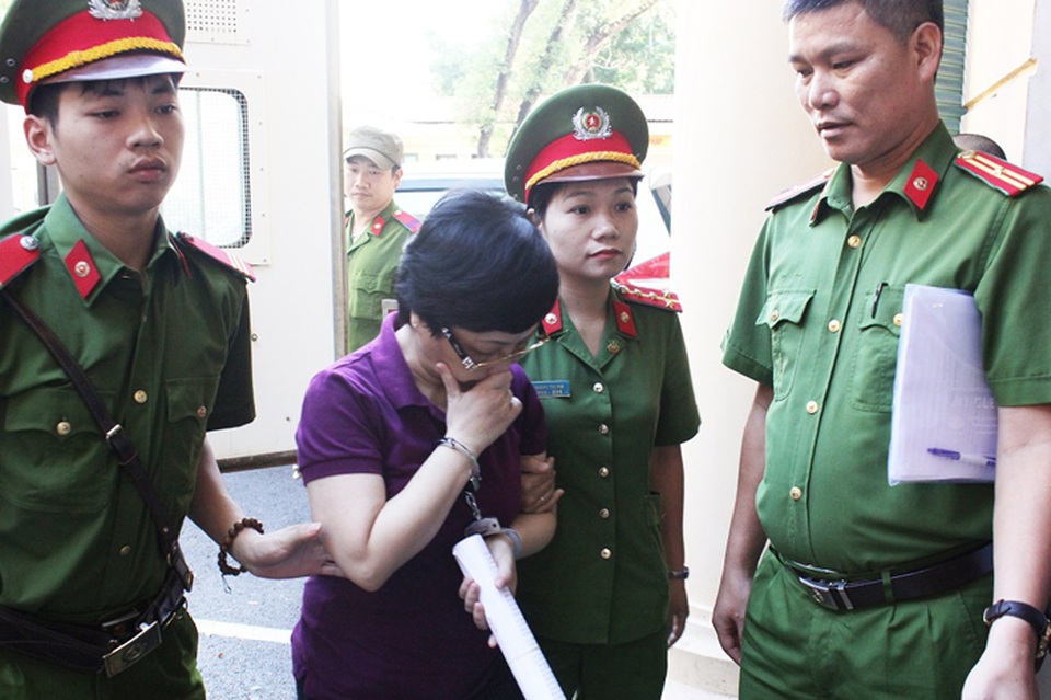 Cựu Đại biểu Quốc hội Châu Thị Thu Nga cố tránh mặt hàng trăm bị hại - 4
Bị cáo Châu Thị Thu Nga bị dẫn giải vào phiên xử sáng nay