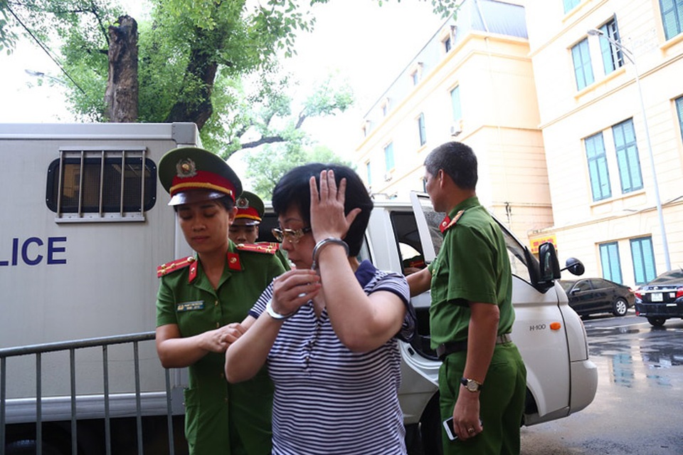 Cựu đại biểu Quốc hội Châu Thị Thu Nga bị tuyên án chung thân - 1
Bị cáo Châu Thị Thu Nga luôn tránh ống kính phóng viên khi bị dẫn giải vào phòng xét xử.