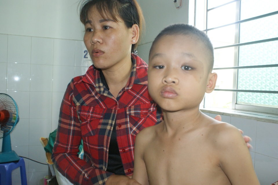 Bị vẹo cột sống, bé trai 10 tuổi có nguy cơ yếu hai chân, ngồi không được - 2 Bệnh của cháu ngày càng nặng nhưng gia đình lại không có tiền để phẫu thuật cho cháu
